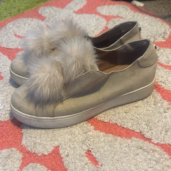 Steve Madden tan shoes with fur pom Pom - Picture 2 of 12